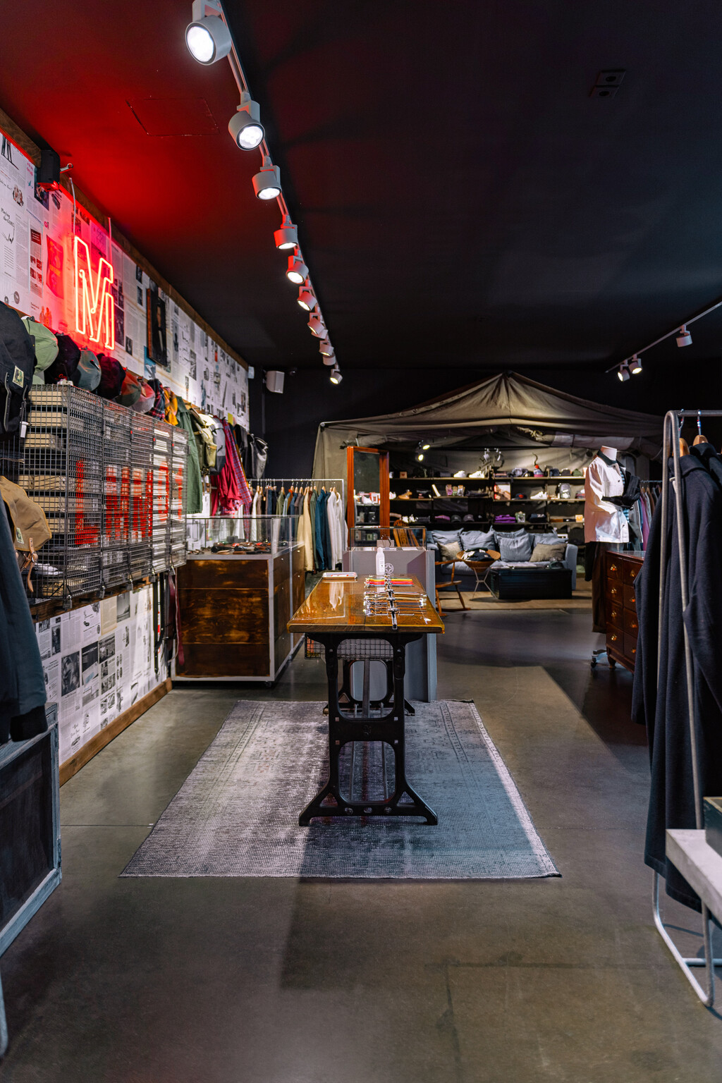 Merci Hommes — JULES MESNY DESCHAMPS - © intech